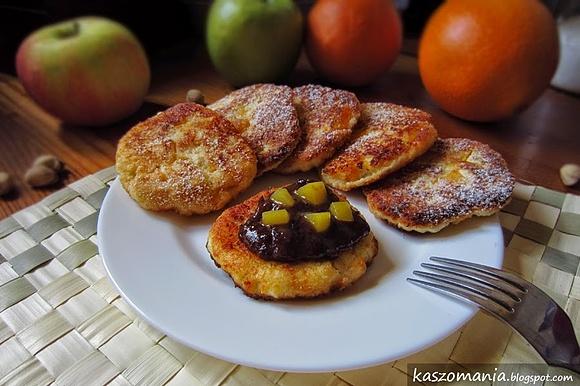 Placki z kaszy jaglanej twarogu i brzoskwini