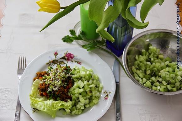 Zielona soczewica z warzywami i surówką z selera i kiwi