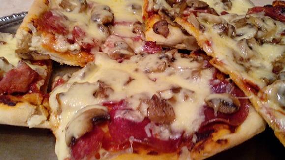 Pizza domowa - pyszna i prosta do przygotowania