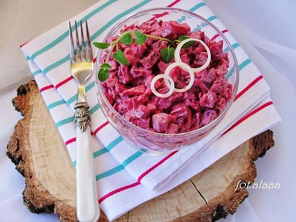 Sałatka z buraczków, jajka, ogórka i jabłka