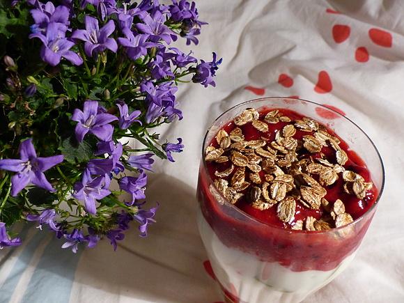 Domowy jogurt kokosowy z dodatkami