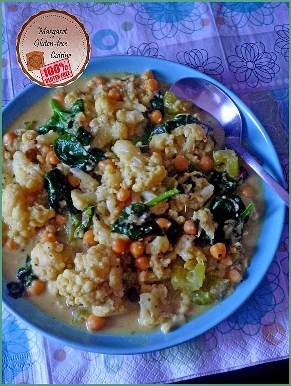Łagodne curry z kalafiorem ciecierzycą i szpinakiem