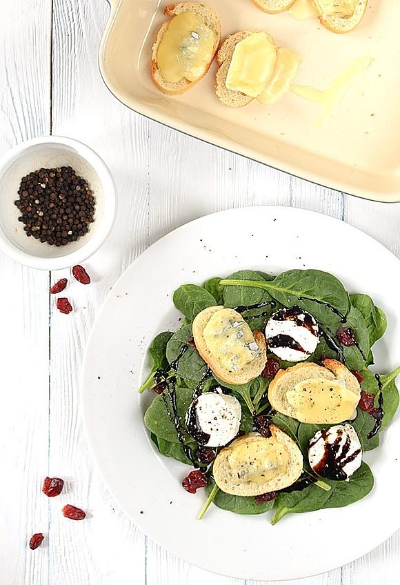 Sałata z serowymi grzankami, żurawinami i balsamico