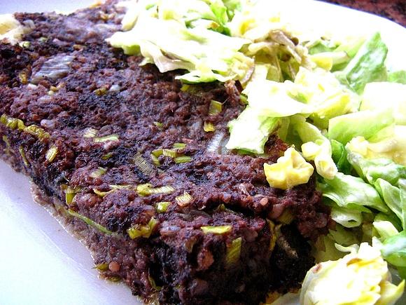 Ziemniaczana tarta z kaszanką i surówką z lodowej sałaty