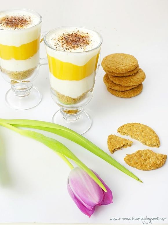 Jogurt naturalny z musem z mango i ciasteczkami digestive