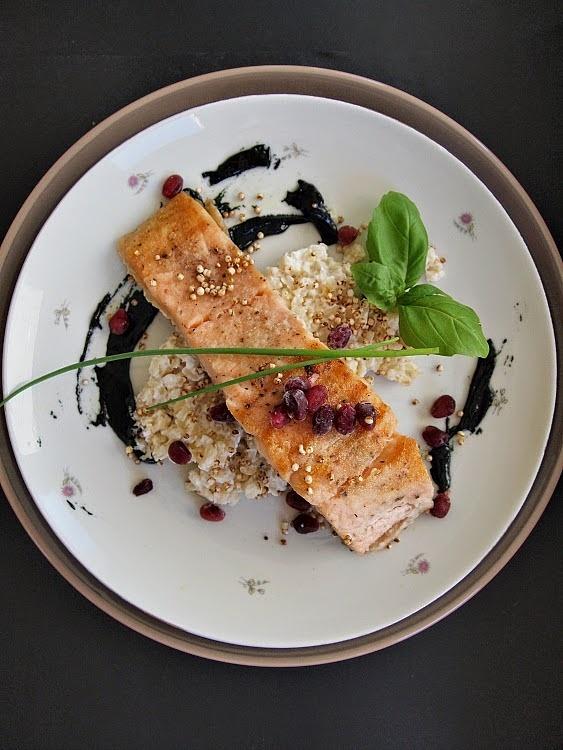 Grillowany łosoś na cytrynowym risotto z sosem spirulinowym