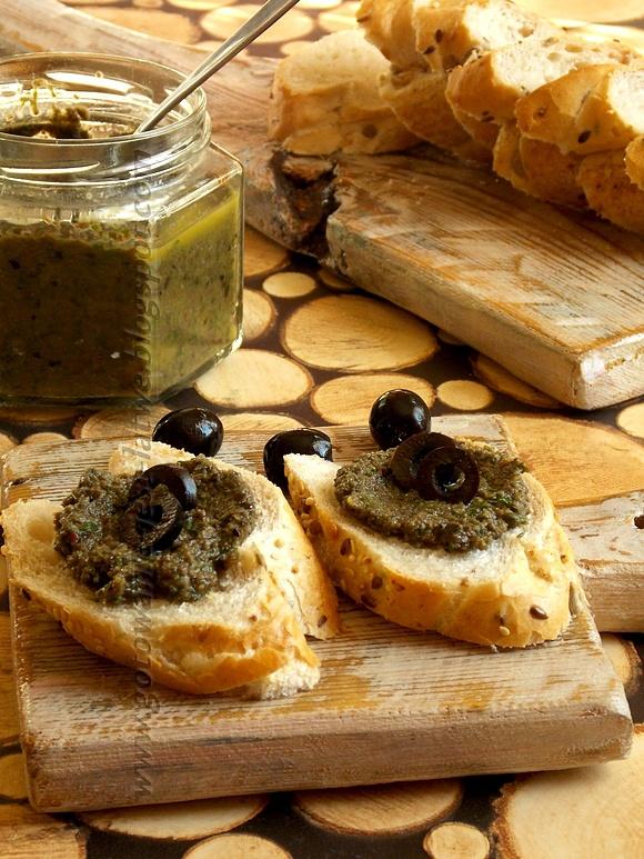 Tapenada czarna i zielona z oliwek kaparów i chili