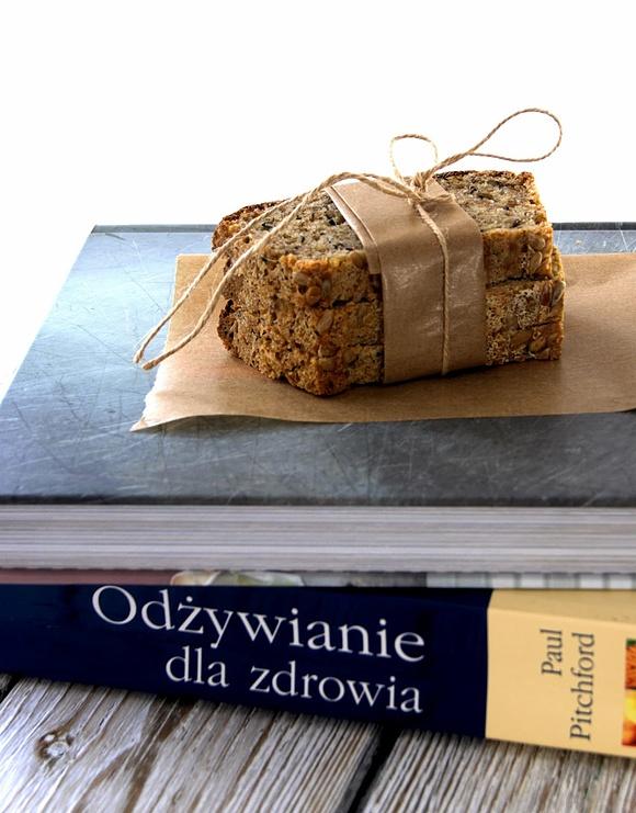 Chleb żytnio-jaglany z ziarnami na zakwasie