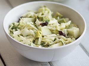 Sałatka z kalarepy z dressingiem z pasty tahini