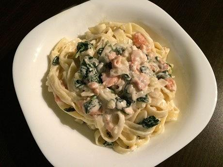 Tagliatelle z łososiem i szpinakiem