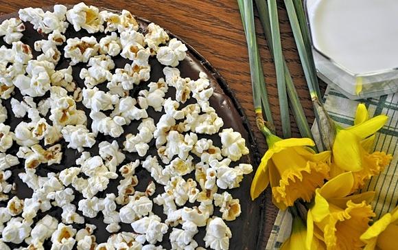 Czekoladowe ciasto z popcornem