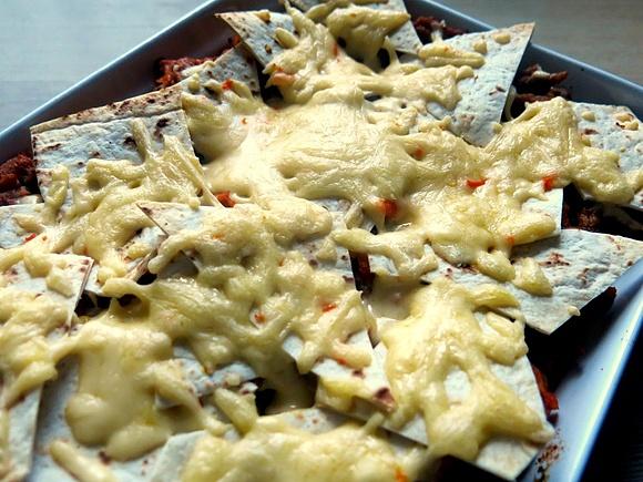 Meksykańska zapiekanka z mięsem mielonym i tortillą
