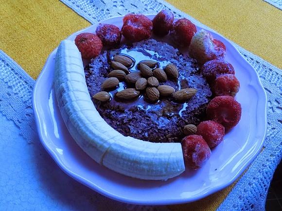 Kakaowy placek owsiany z bananem truskawkami i migdałami