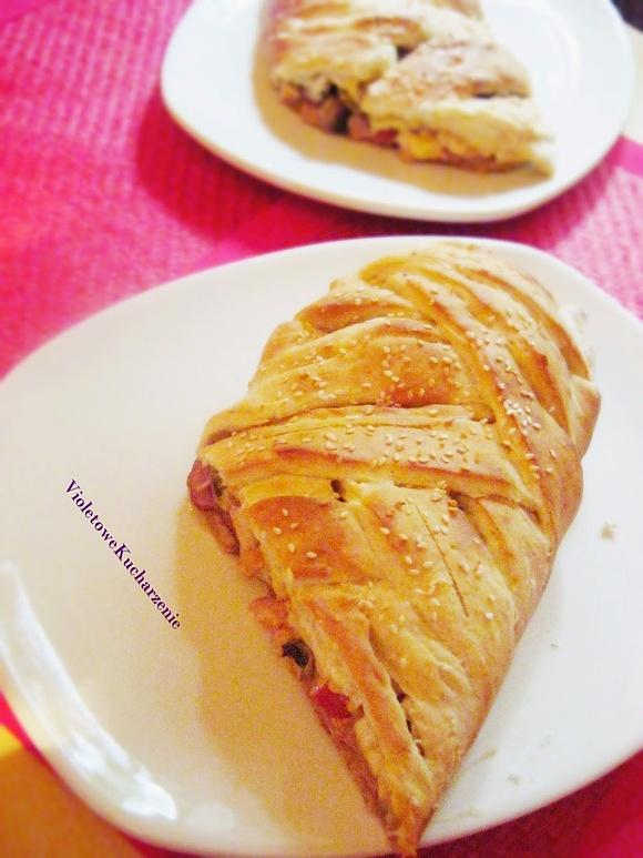 Stromboli zwijana pizza z farszem i ciastem drożdżowym
