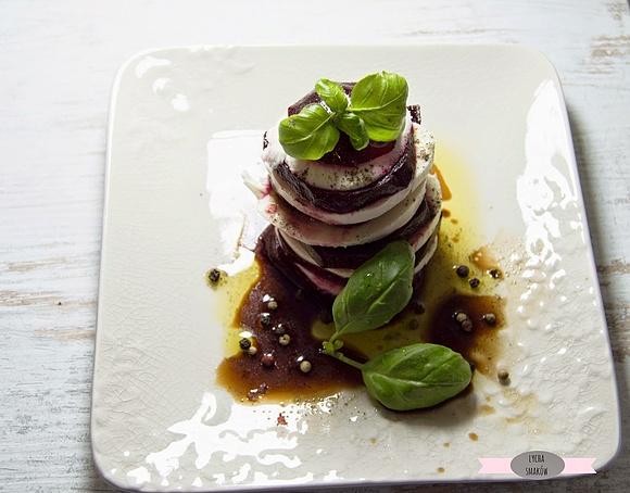 Caprese z buraczków mozzarelli i bazylii