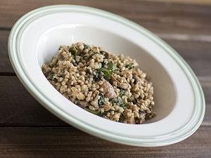 Kasza gryczana à la risotto z pieczarkami i szpinakiem