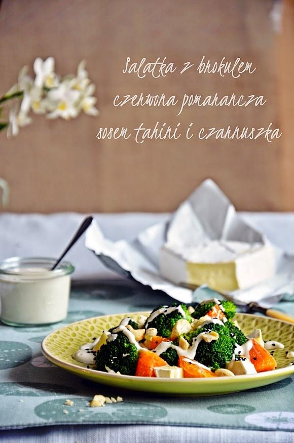 Sałatka z brokułem i czerwoną pomarańczą z sosem tahini