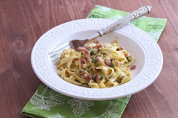 Tagliatelle z groszkiem, boczkiem i śmietaną