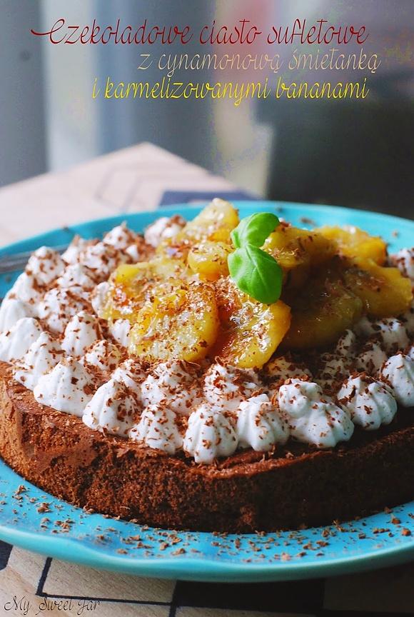 Czekoladowe ciasto sufletowe z cynamonową bite i karmelizowanymi bananami