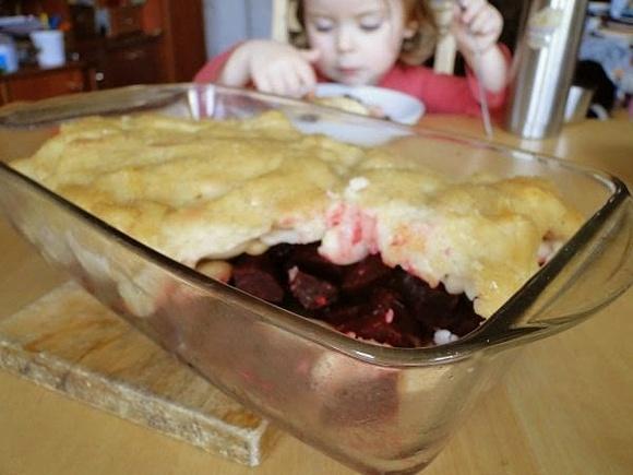 Pieczone buraki z białą fasolą i sosem chrzanowym