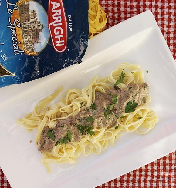 Tagliatelle z sosem z maślaków i cebulką