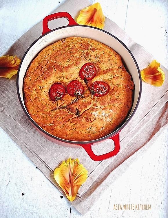 Chleb pomidorowy z suszonymi pomidorami i pistacjami