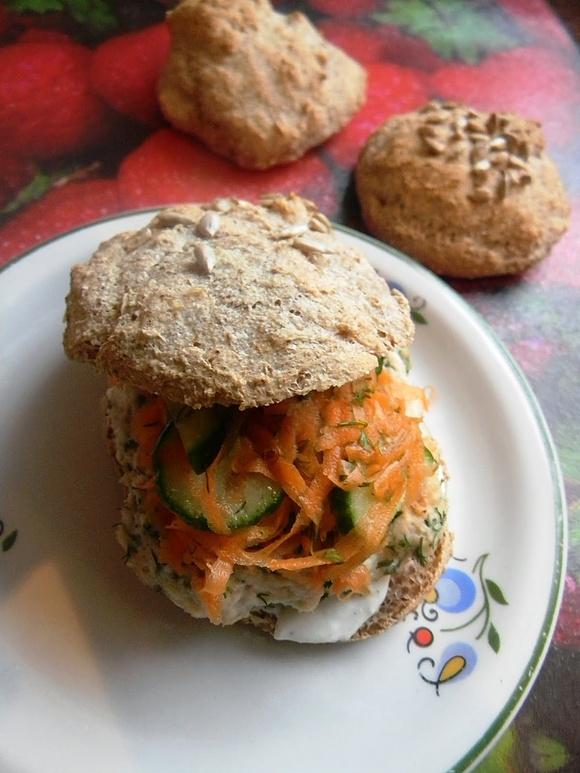 Dietetyczny hamburger z lekką surówką z marchewki