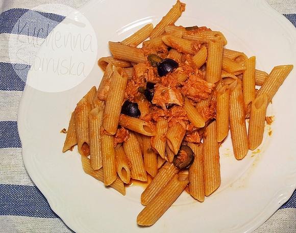 Penne z sosem pomidorowym i tuńczykiem