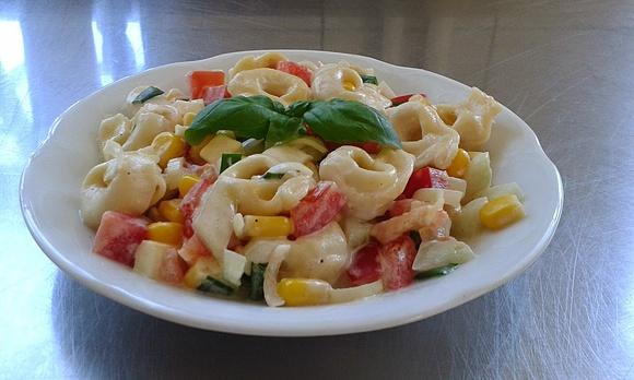 Sałatka z tortellini i serem