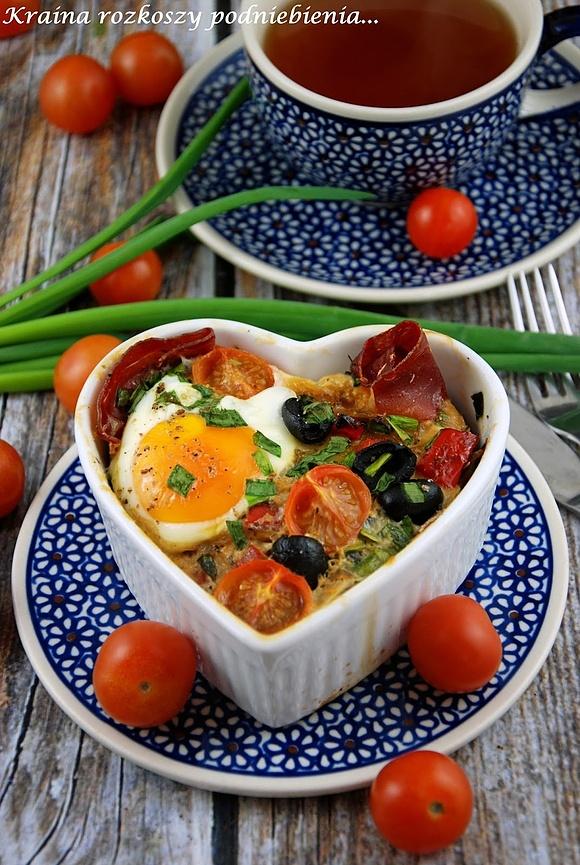 Jajka zapiekane z warzywami i szynką parmeńską na śniadanie