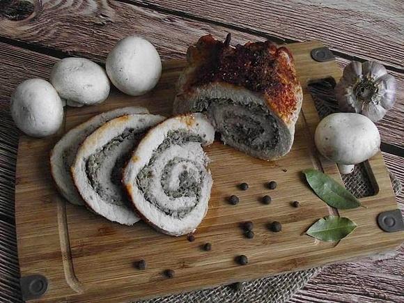 Schab w roli z pieczarkami
