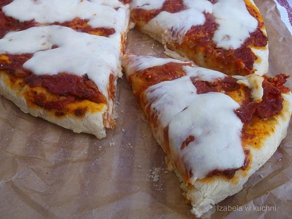 Pizza z pomidorowym sosem i mozzarellą