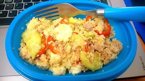 Lunchbox z kuskusem, tuńczykiem, papryką, ogórkiem i fetą