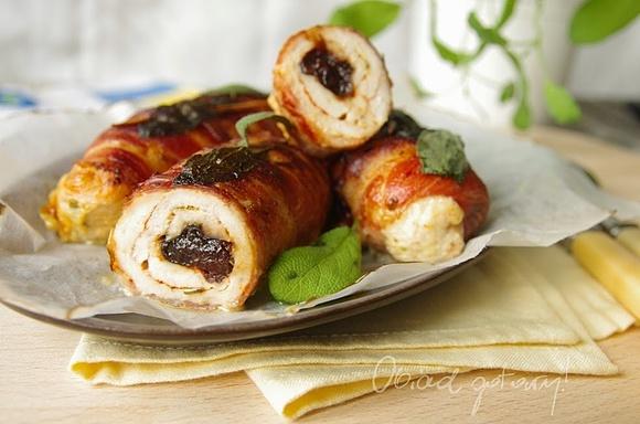 Zapiekane roladki z fileta z kurczaka w boczku ze śliwką