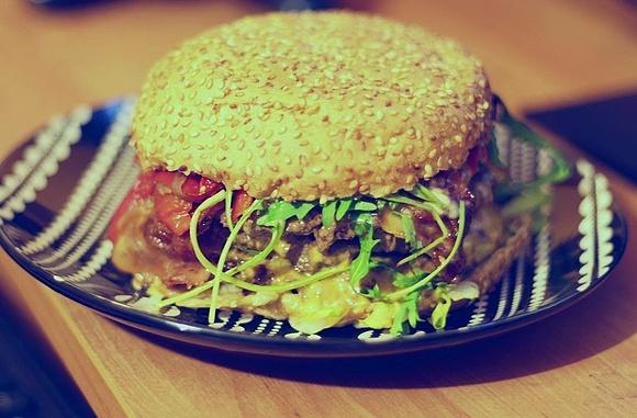 Pastwisko Poznań. Trójkotletowy hamburger z mięsa wołowego.