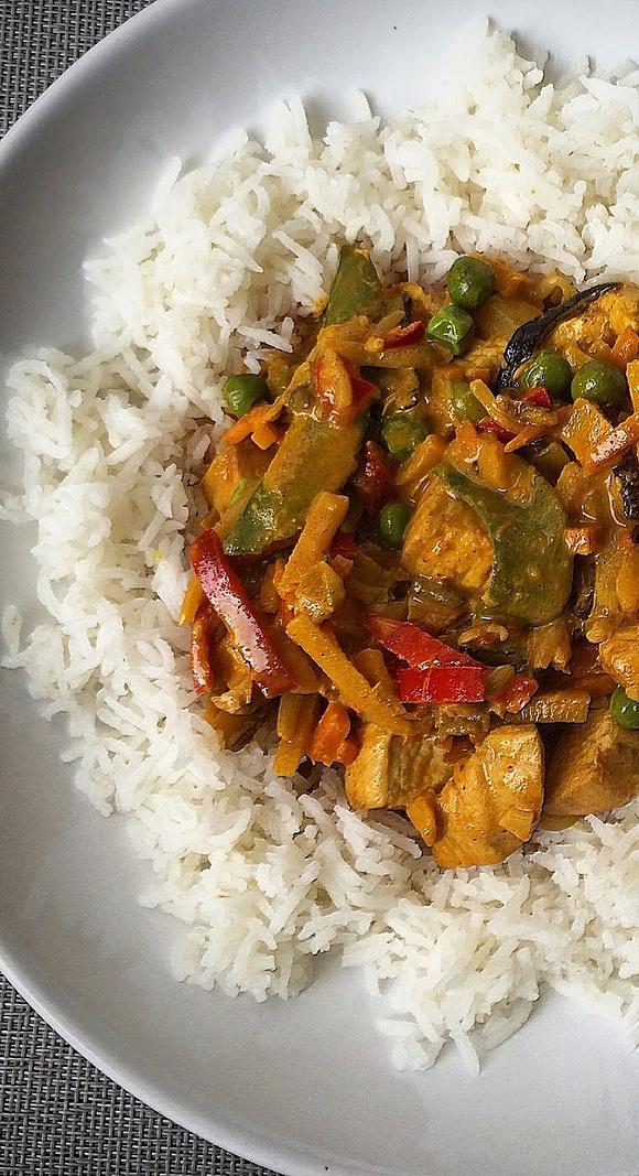 Żółte curry z kurczakiem warzywami i ryżem basmati