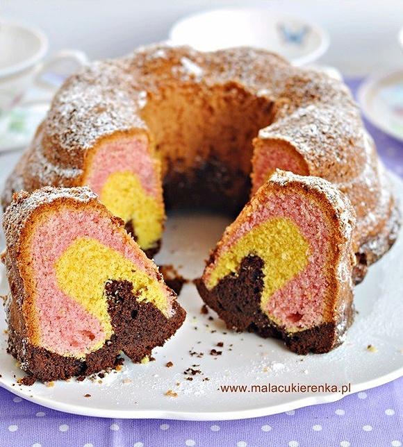 Kolorowa babka piaskowa z kakao i kisielem wiśniowym oraz cytrynowym