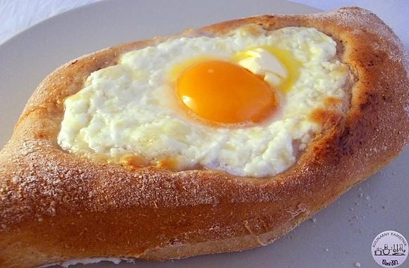 Chaczapuri Adżarskie - tradycyjne gruzińskie pieczywo z serem