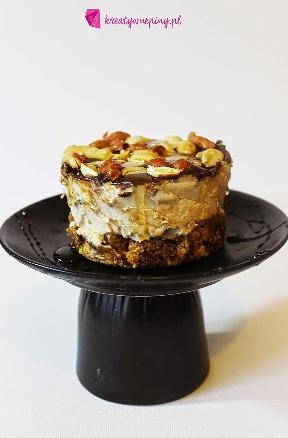 Sernik snickers z peanut butter bez pieczenia