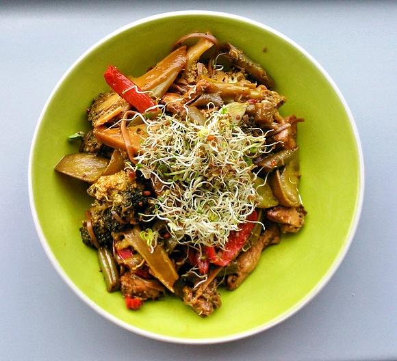 Makaron soba z warzywami i piersią z kurczaka w sosie sojowo-pomarańczowym