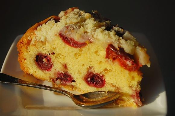 Śliwkowo-czereśniowe ciasto i piramidka z owocami