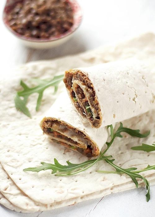 Wraps z zieloną soczewicą i dipami