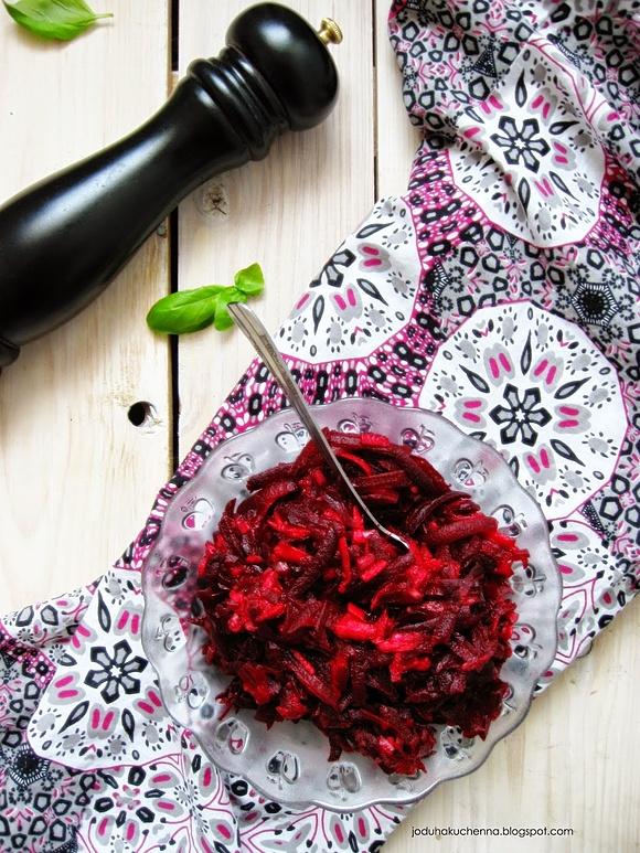 Pieczone buraczki z jabłkiem i cebulką do obiadu