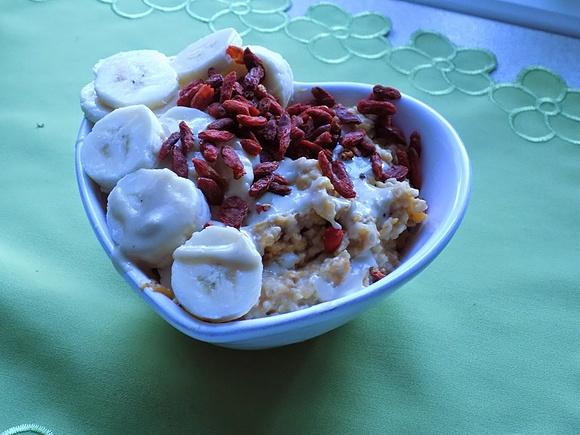 Owsianka z batatem i tahini z bananem i jagodami goji