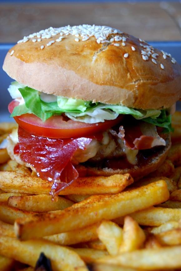 Domowe burgery z wołowiną, serem i bekonem