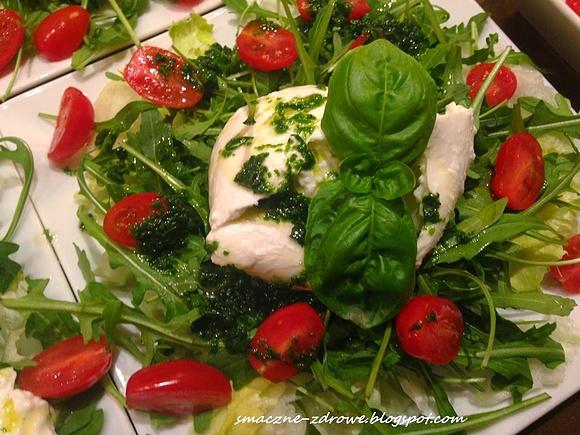 Sałatka caprese z własnym sosem pesto na sałacie