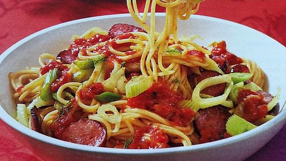 Spaghetti z kabanosami i pomidorami, szybki przepis na obiad