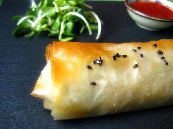 Sajgonki jumbo z ciasta filo z makaronem ryżowym pieczone w piekarniku