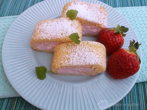 Rolada z mascarpone i truskawkami