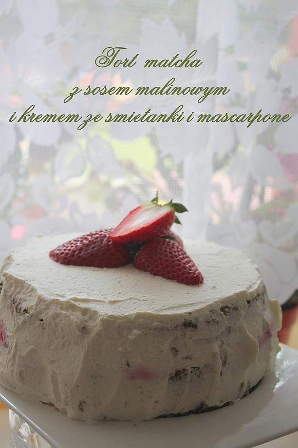 Tort matcha z sosem malinowym i kremem ze śmietanki mascarpone